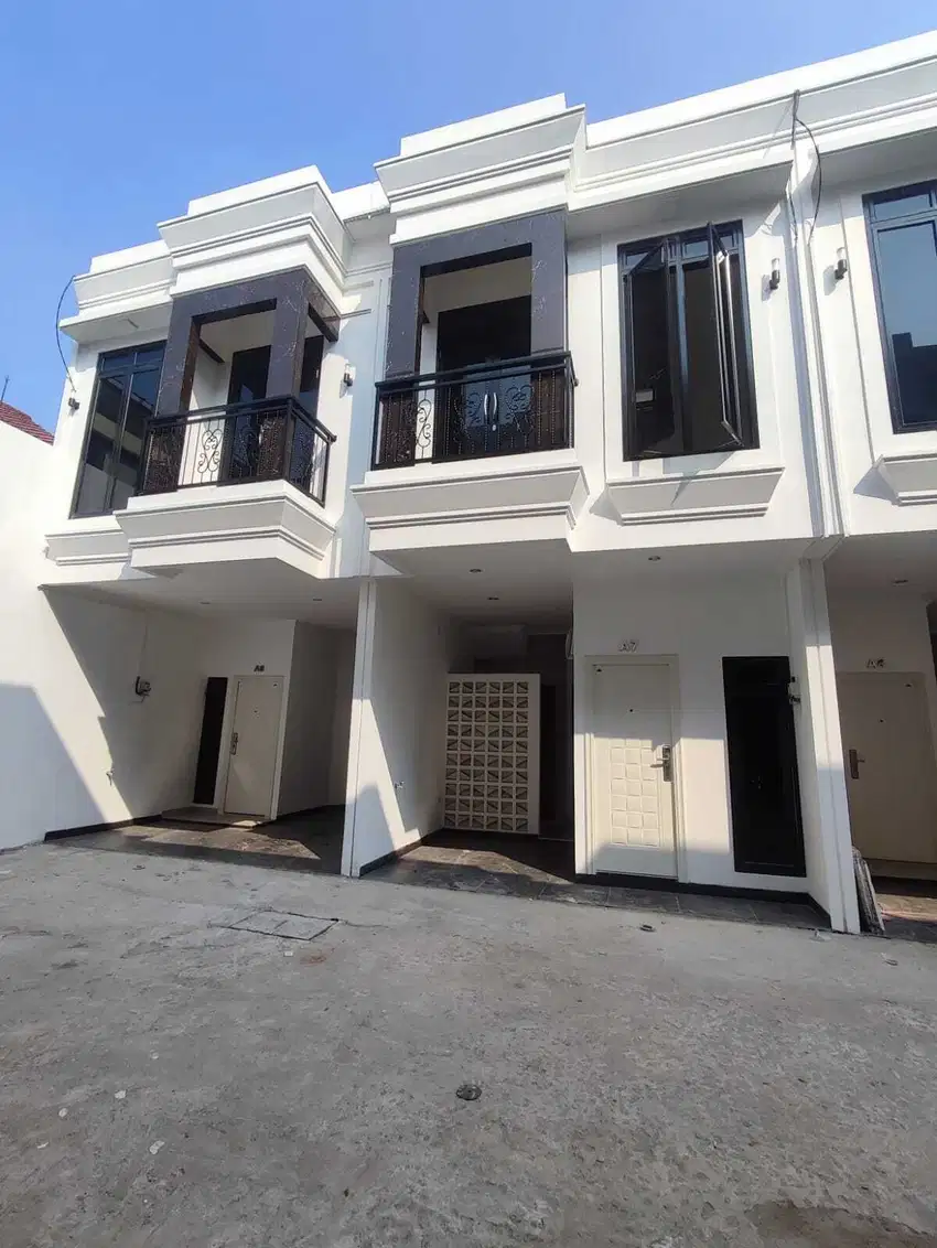 Dijual rumah 2 lantai 2 menit dr stasiun jatinegara