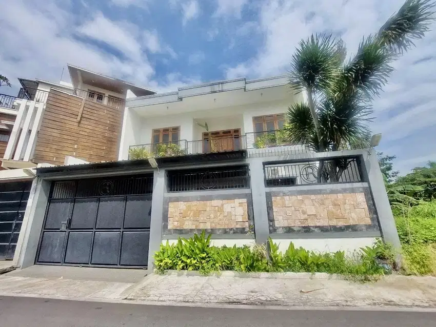 Rumah Mewah 2Lt Include Perabot Deat GOR Manahan Dan Gate in/Exit Tol