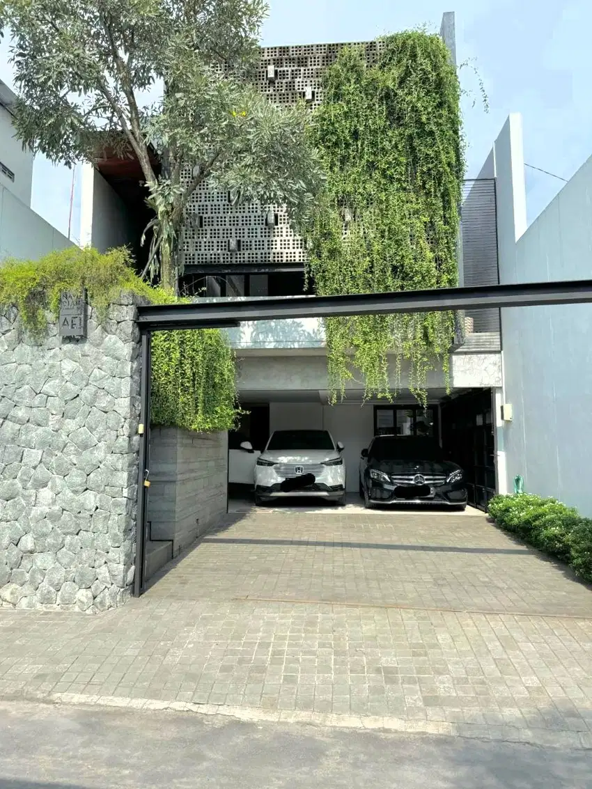 Rumah Modern Tropical ada Private Pool, Banjarsari Solo