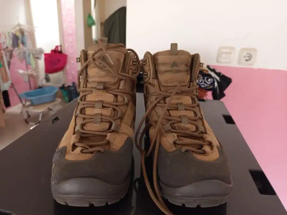 Sepatu boot hikking Eiger size 41