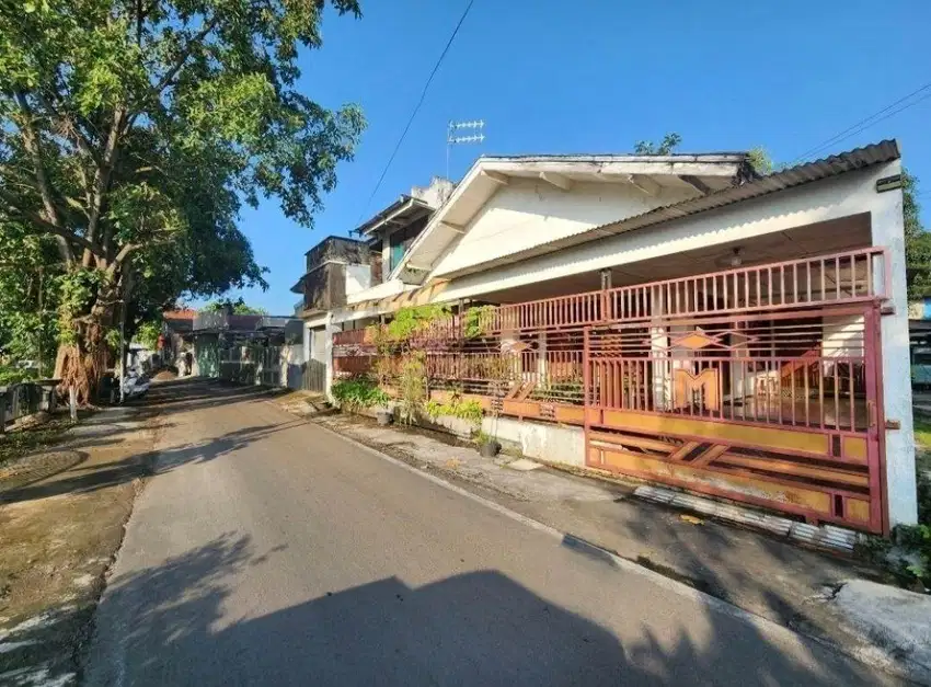 Rumah Strategis depan RS Brayat Mangkubumen Banjarsari Solo