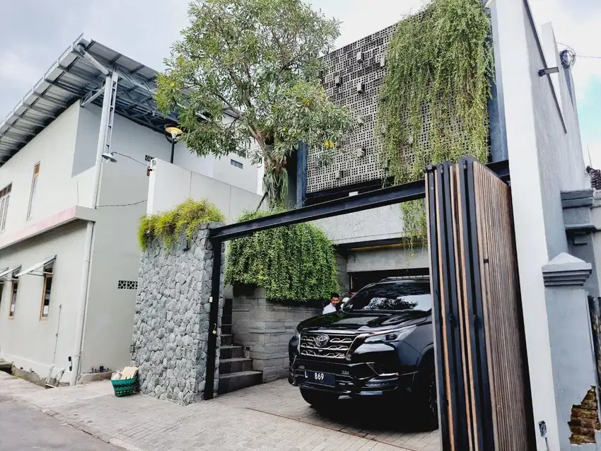 Rumah Mewah 2 Lt 147m² Design Tropical Ada Private Pool Solo Kota
