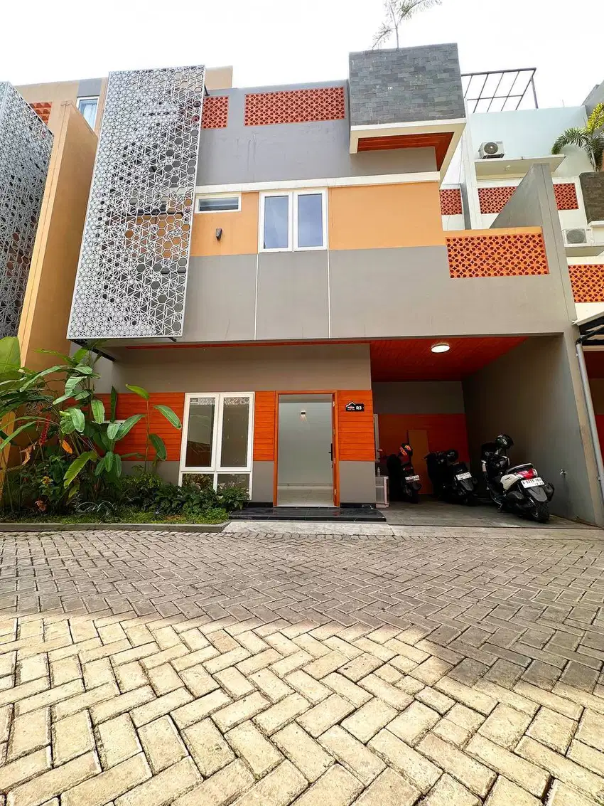 RUMAH 2 LANTAI + ROOFTOP READY SIAP HUNI DI JAGAKARSA-JAKARTA SELATAN