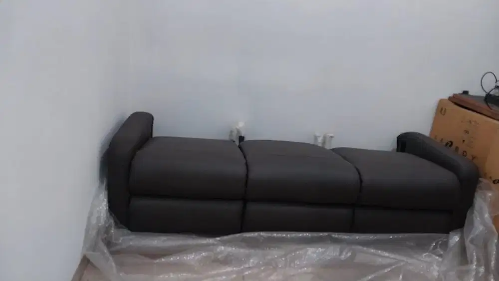 Sofa La-Z-Boy, kondisi bekas tapi belum pernah digunakan