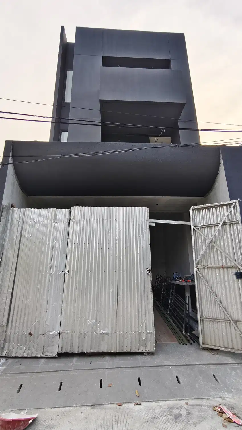 Rumah Baru 3 Lantai Semi Furnished di Taman Ratu Duri Kepa