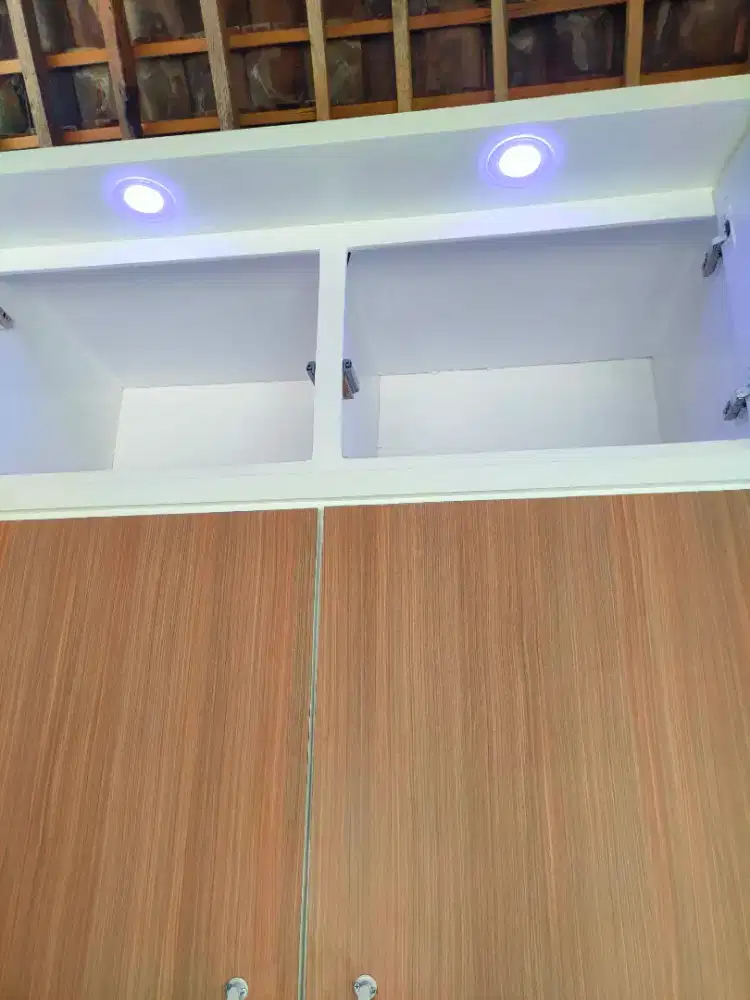 Almari pakaian minimalis