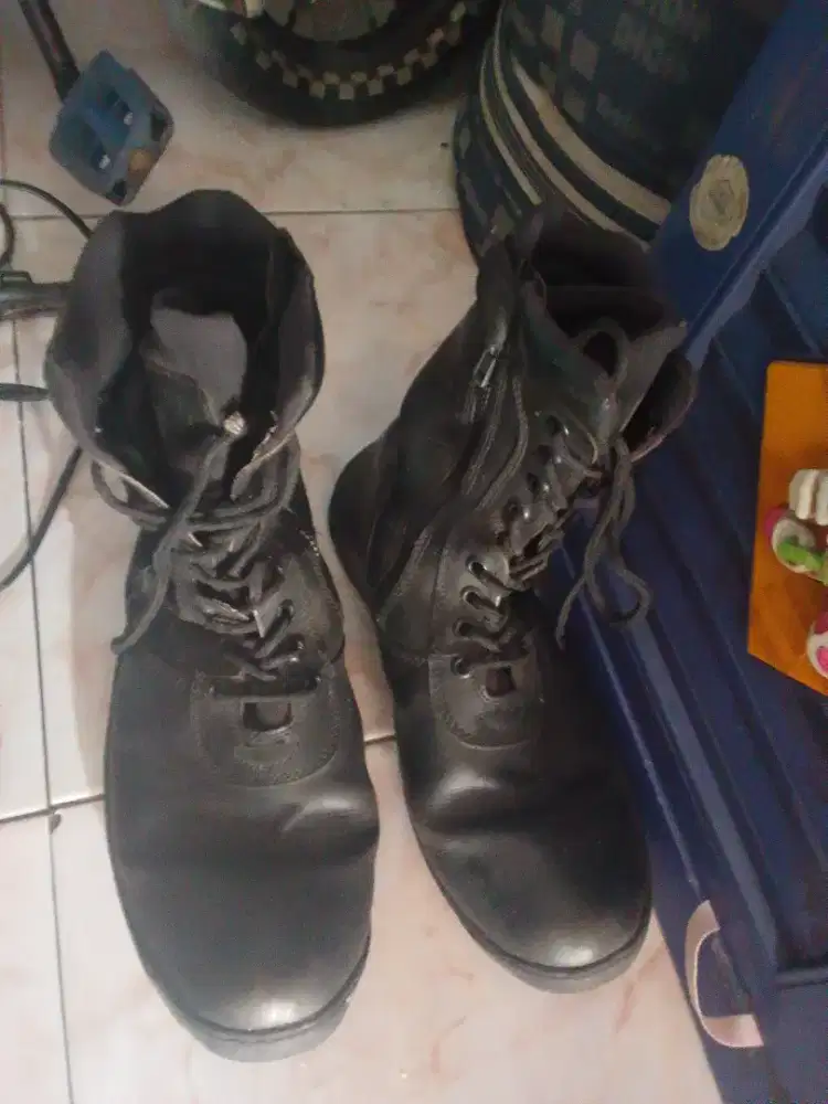 Jual sepatu pdl satpam ukuran 43 nie gaes masih bagus sepatu nya