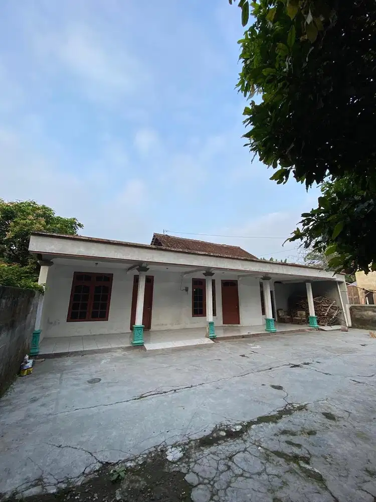 Rumah Strategis Dekat Gerbang Tol Dengan Halaman Luas