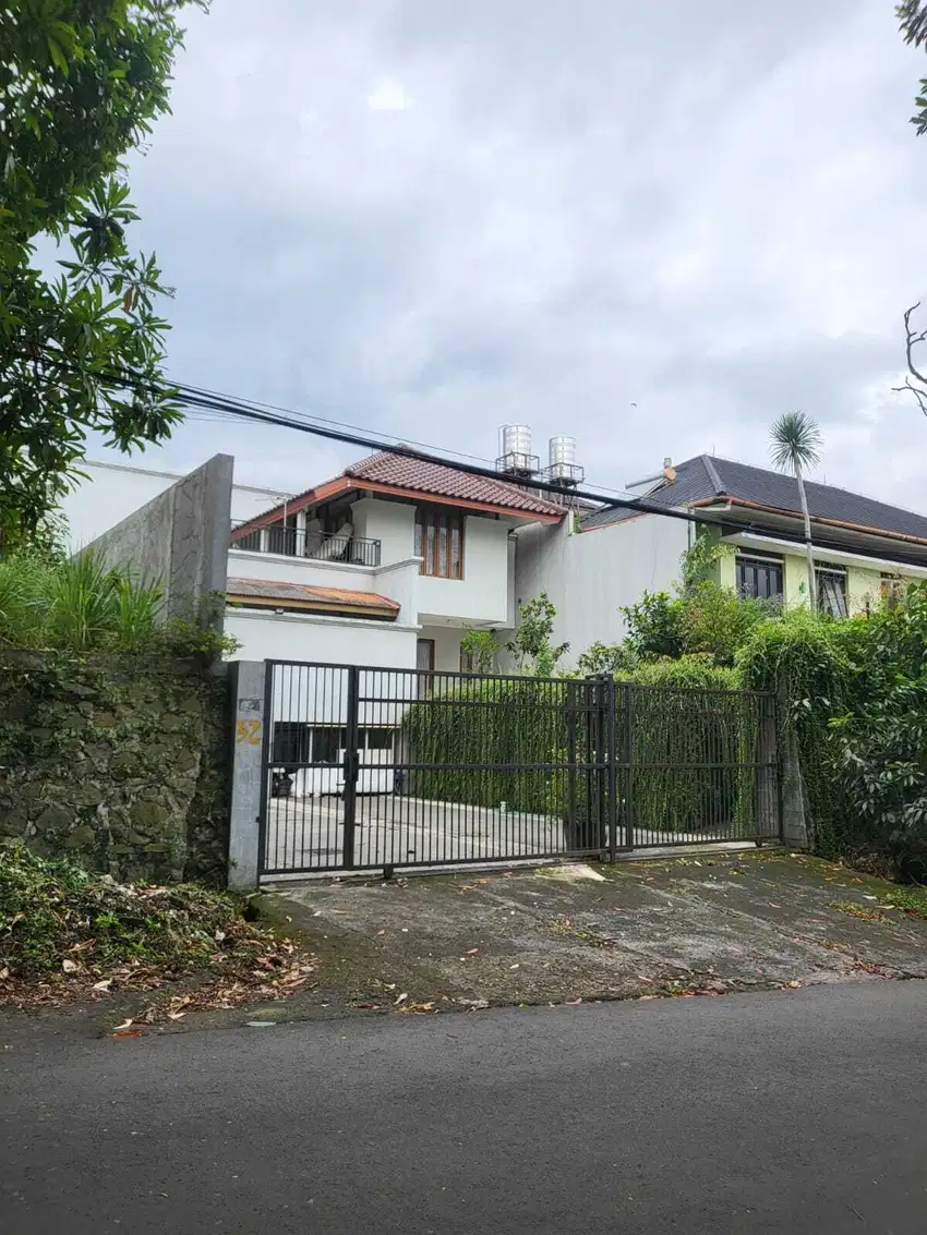 Rumah luas Lokasi strategis di tubagus ismail cocok untuk usaha