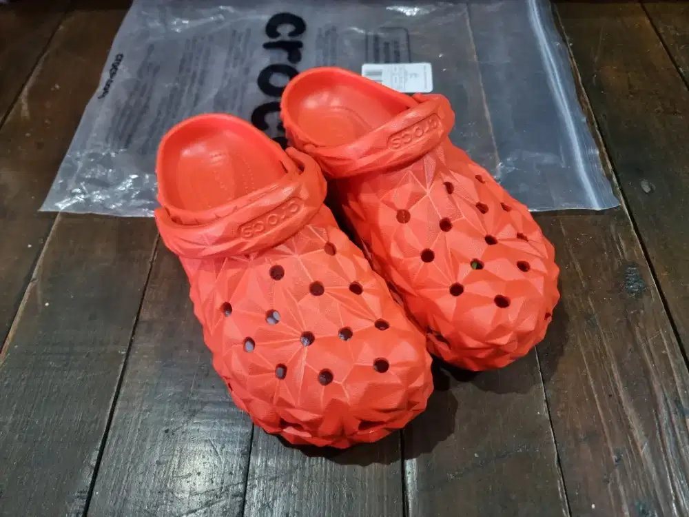 New! Crocs Classic Geometric Unisex Lava, Size 39/40, Original 100%