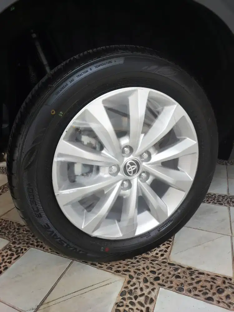 Velg + Ban Innova Zenix V Hybrid 2025