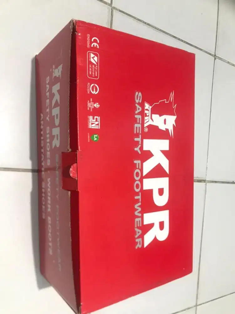 Sepatu safety baru