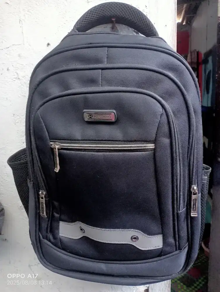 Tas punggung atau backpack, hitam