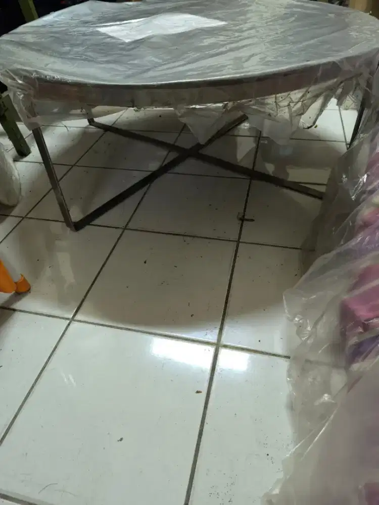 Garage sale. Meja bulat merk Cellini