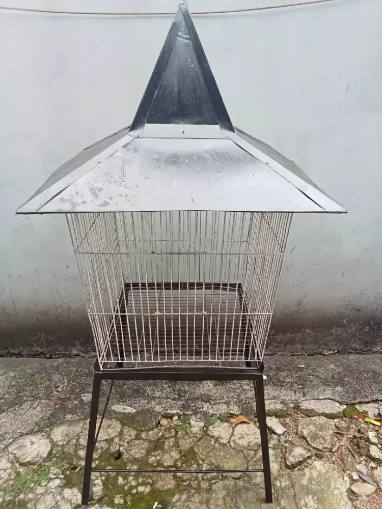 Kandang burung besi berkaki