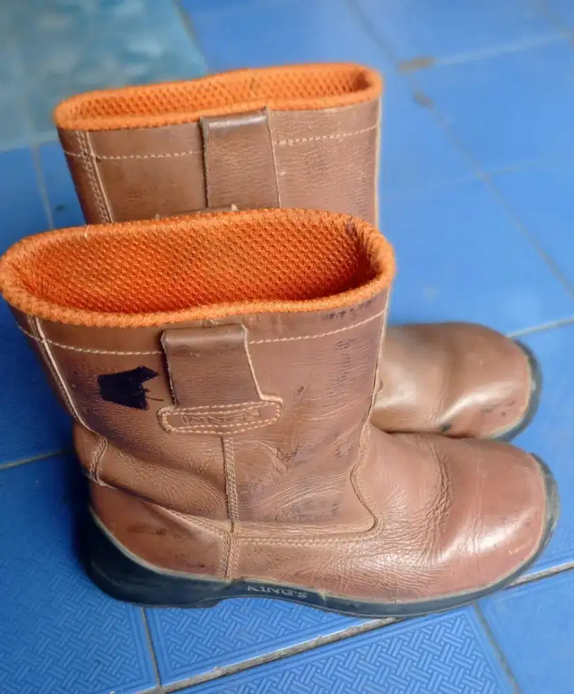 Sepatu safety merek KING