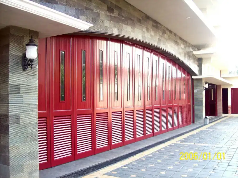 Pintu garasi rumah
