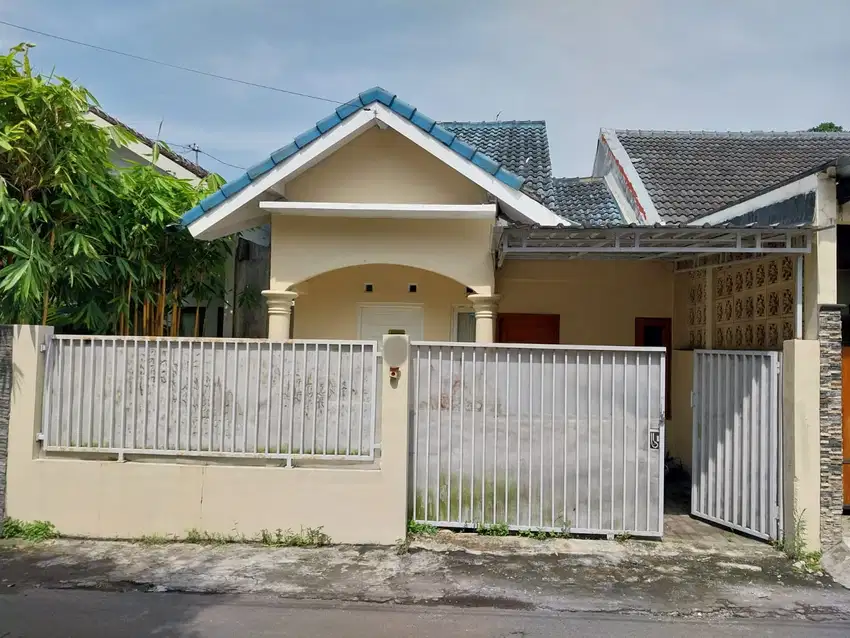 Rumah Tinggal di Dekat Rumah Sakit Queen Latifa, Ring Road Barat