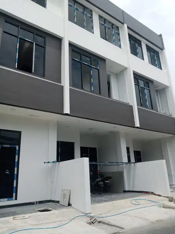 DIJUAL RUMAH 3 LANTAI LOKASI STRATEGI BISA KPR DI  JAKARTA PUSAT