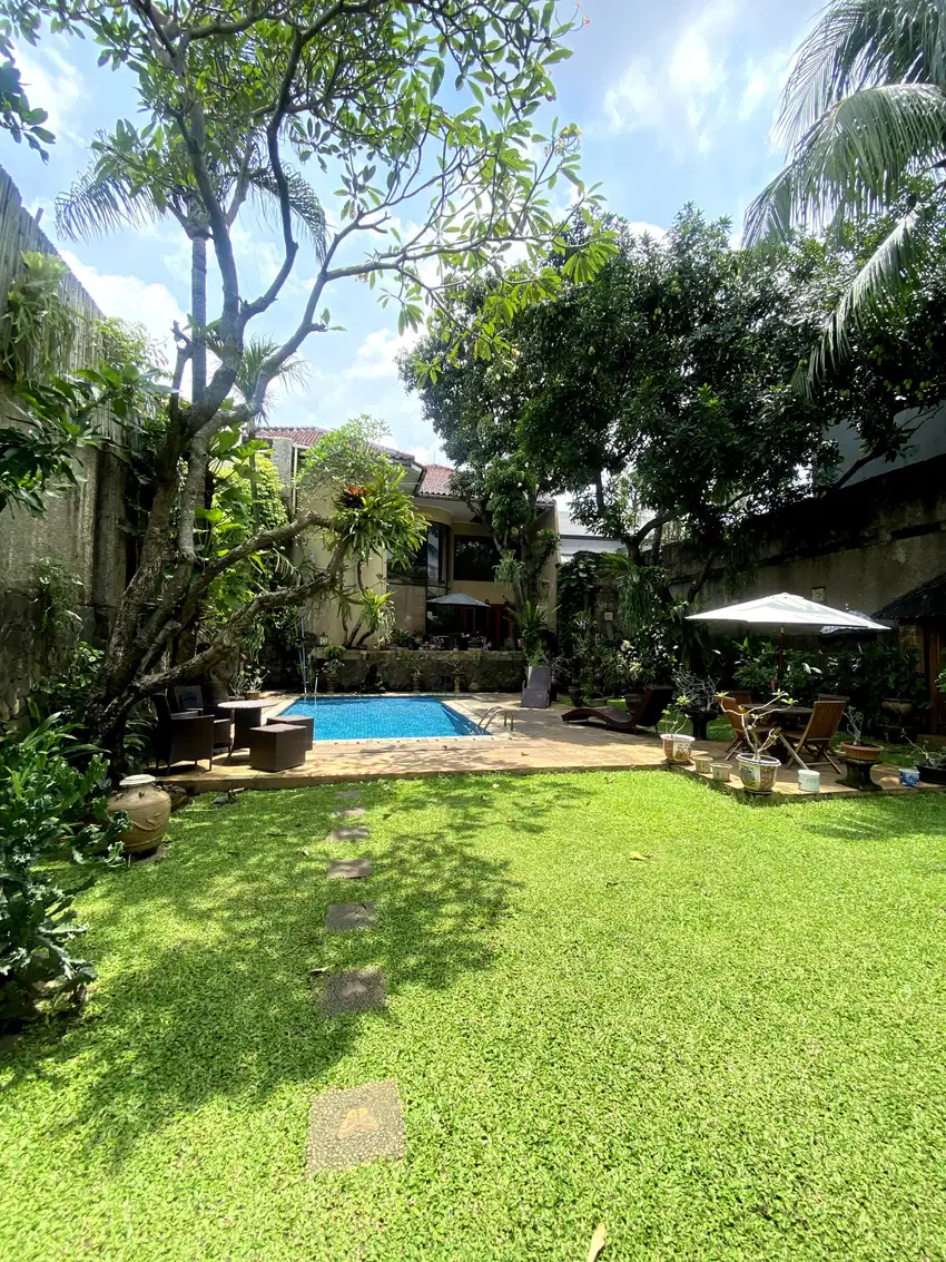 Disewa Rumah Indah Dengan Taman Luas Seperti Resort di Pejaten Barat