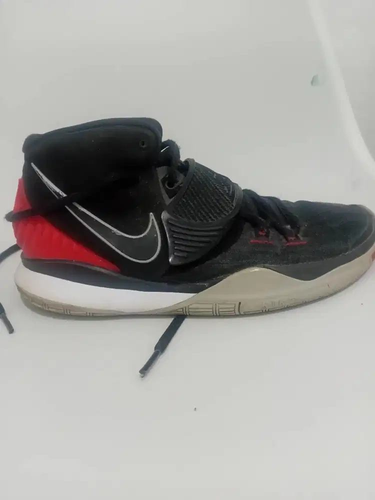 Sepatu Basket Bekas