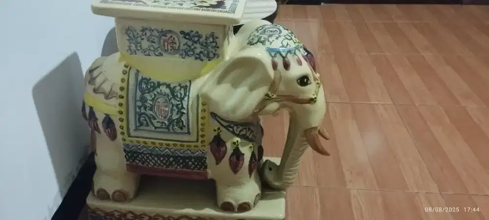 Barang Antik Gajah Ceramic