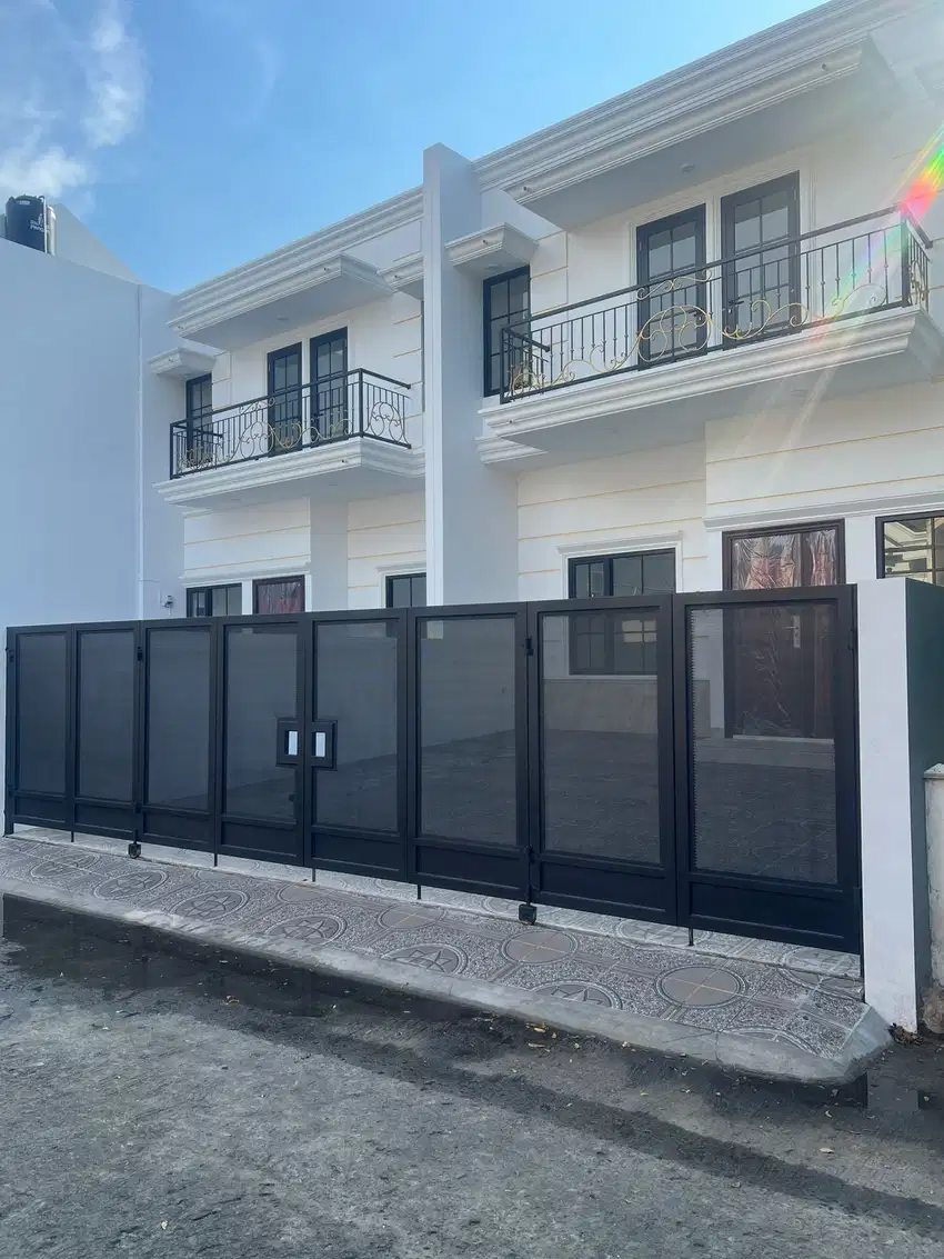 Rumah dalam komplek pinggir jalan raya akses toll jati bening, LRT