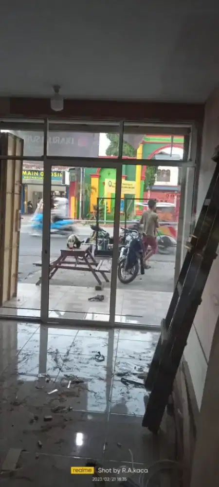 Pintu sekat alumunium kaca