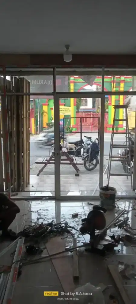 Pintu sekat partisi kaca