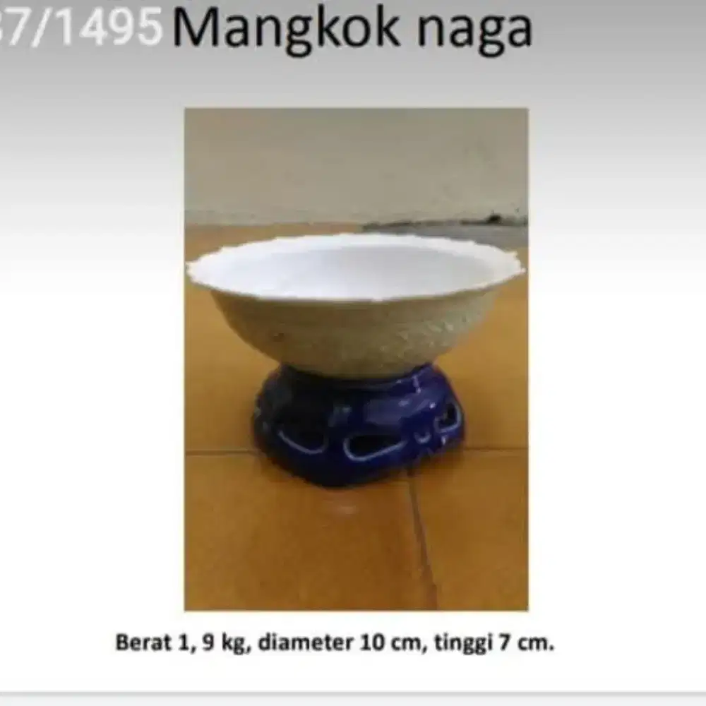 Mangkok.   Naga