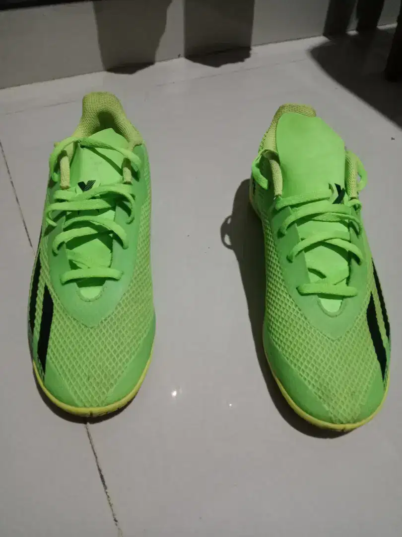 Sepatu futsal adidas