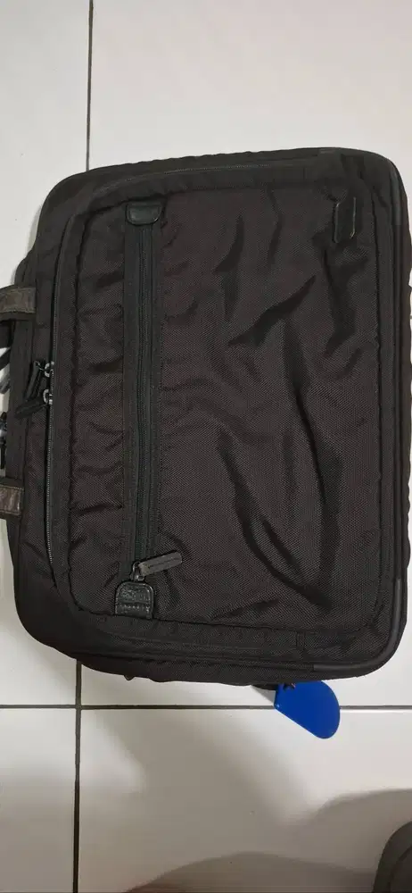 Tas 2 in 1 messenger dan backpack merek Delsey