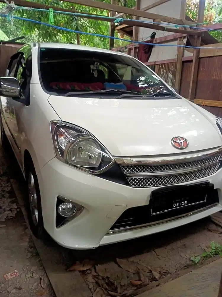 Dijual mobil agya warna putih 2015