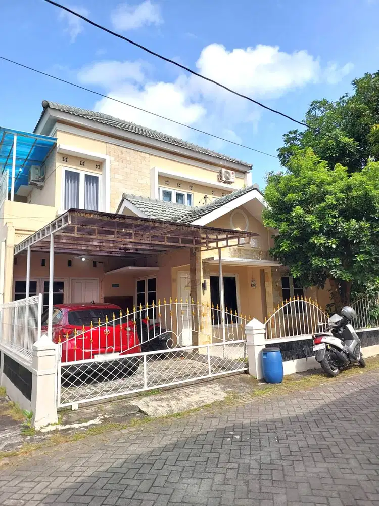 Rumah 2 Lantai Lingkungan Perumahan di Jalan Jambon