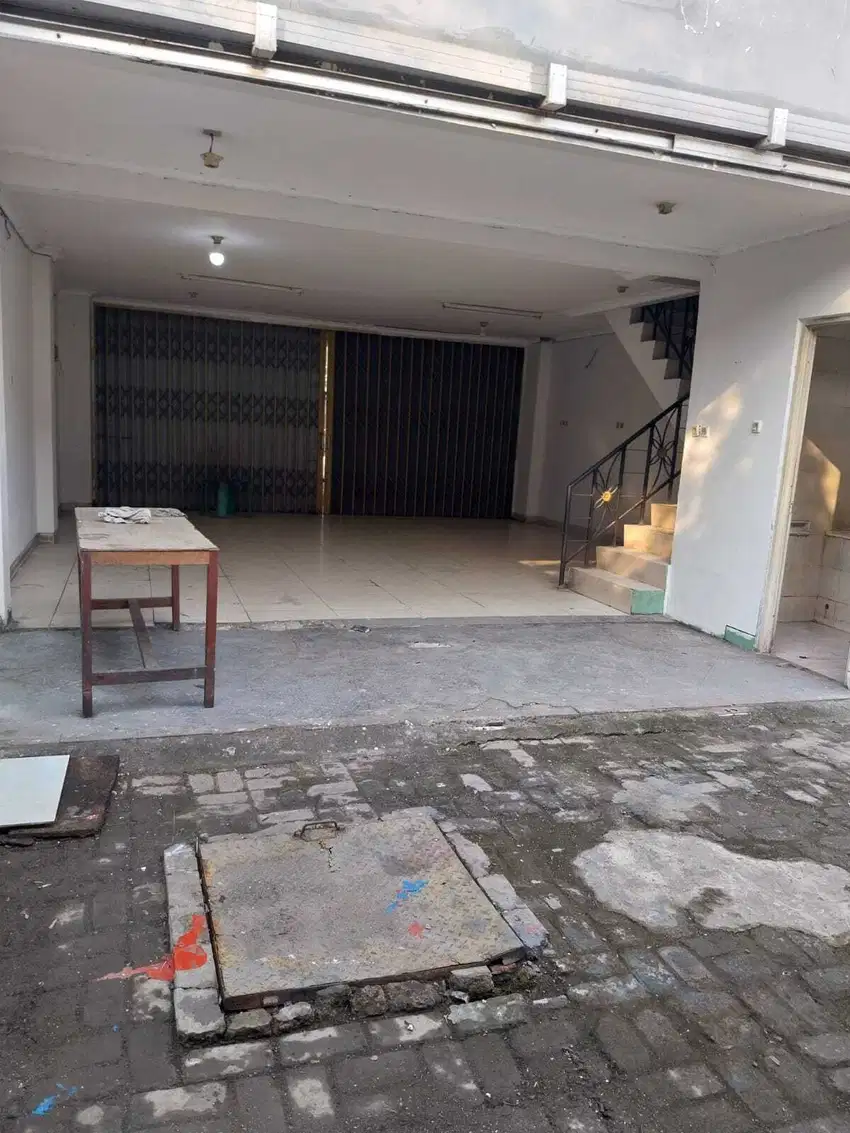 Ruko Aralia 3 lantai, parkiran luas , depan taman.