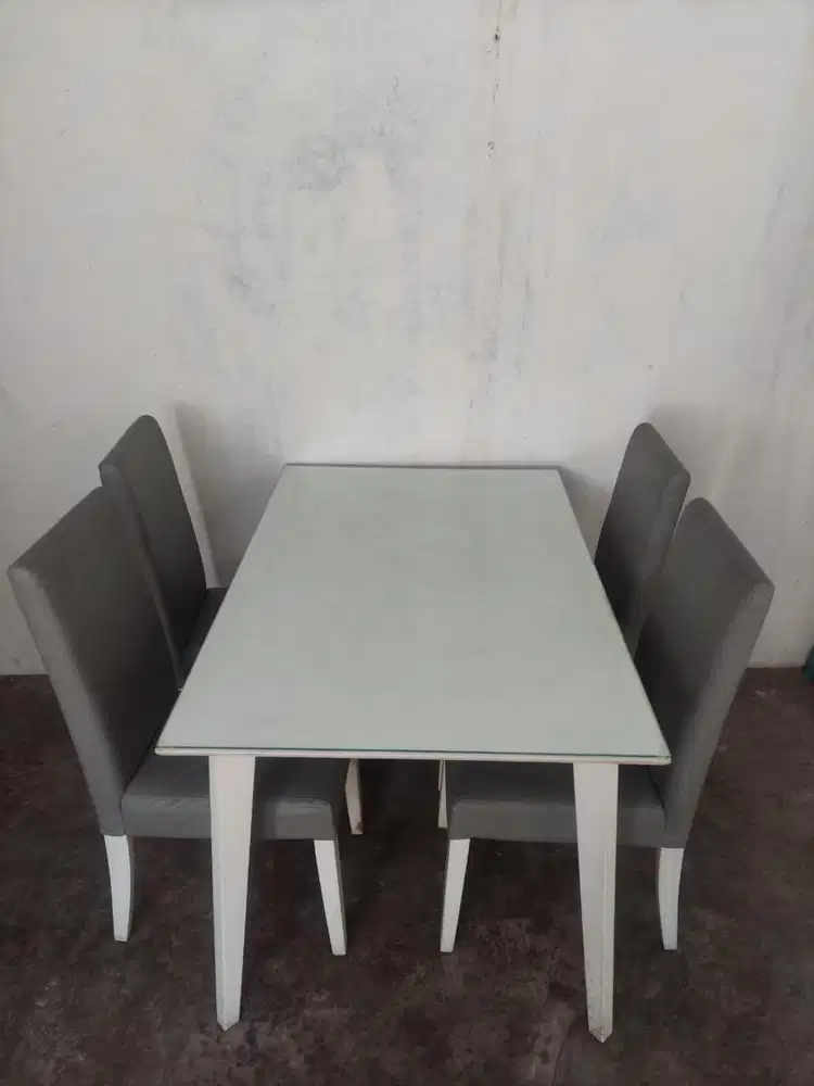 Meja Makan Minimalis