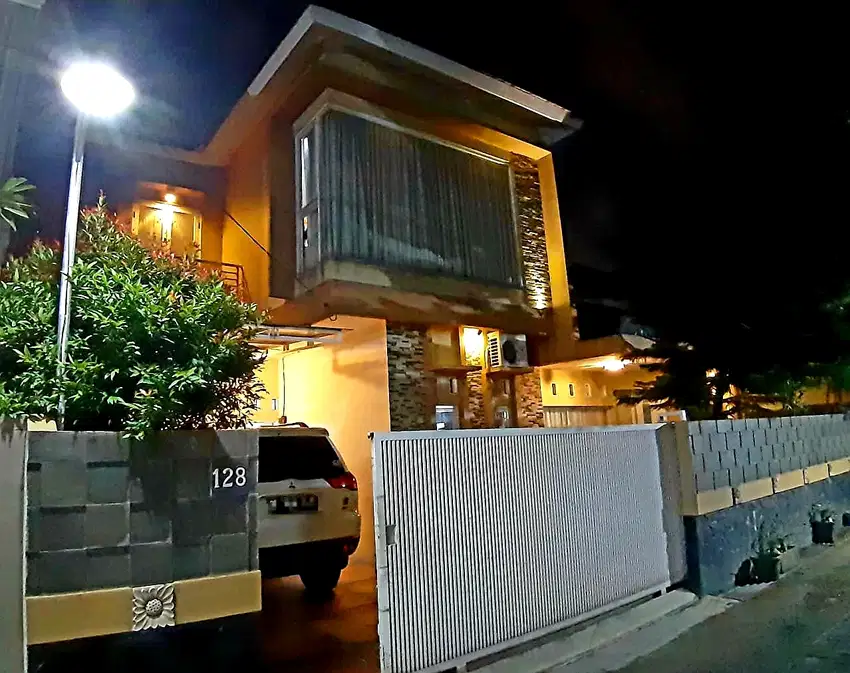 Dijual Rumah 2 lantai. di jl balai rakyat.