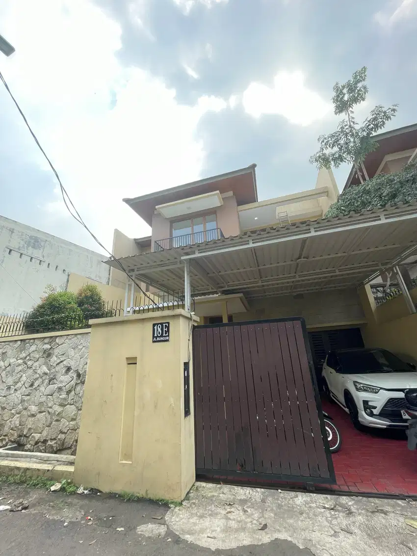 DIJUAL CEPAT RUMAH 2,5 LANTAI FURNISHED KEMANG JAKARTA