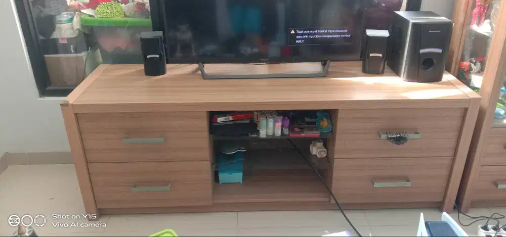 Lemari TV warna coklat