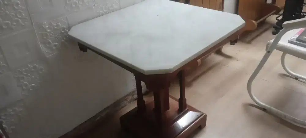 Meja Marmer Antik Kaki Kayu Jati – Elegan & Kokoh