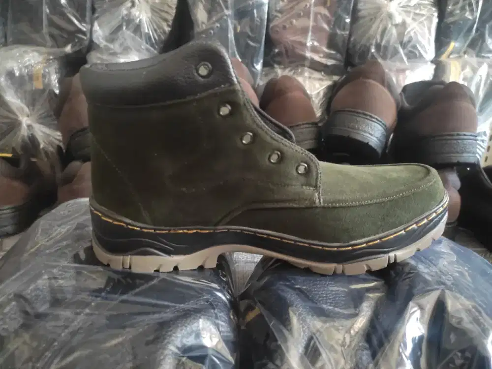 Sepatu boots pria casual