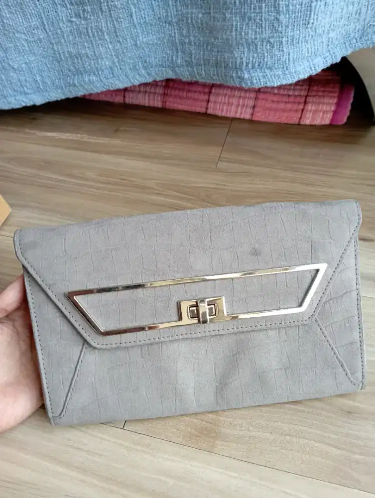Dijual Charles and Keith Grey Clutch