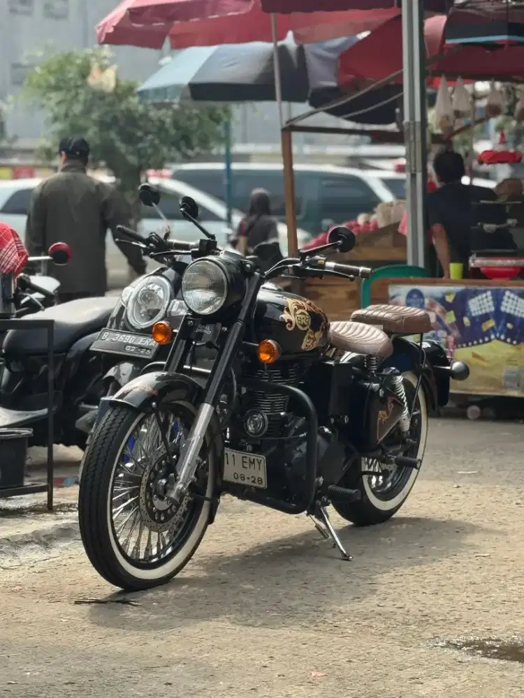 Royal Enfield Classic 500 stealthblack full custom