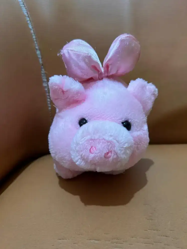 Di jual boneka babi kecil warna pink