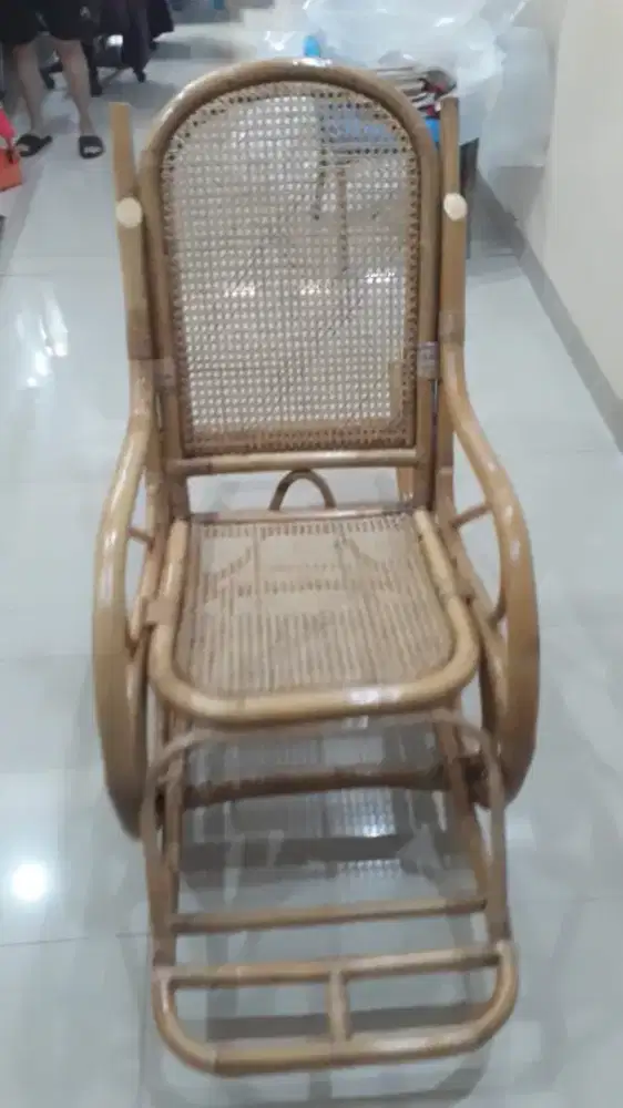 Dijual kursi rotan goyang orang tua cek deskripsi