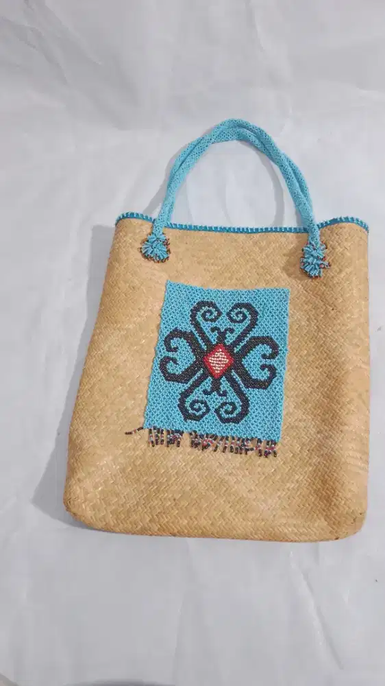 Tas Kerajinan Rotan dan Manik Kalimantan