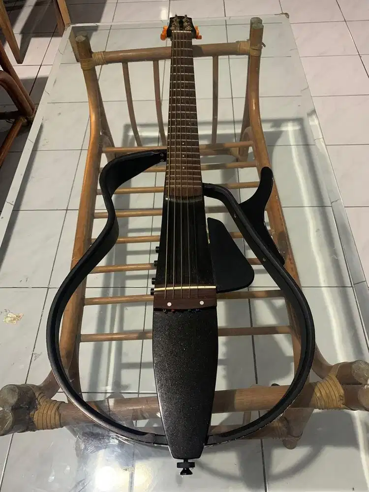 Yamaha Silent guitar SLG110 hitam