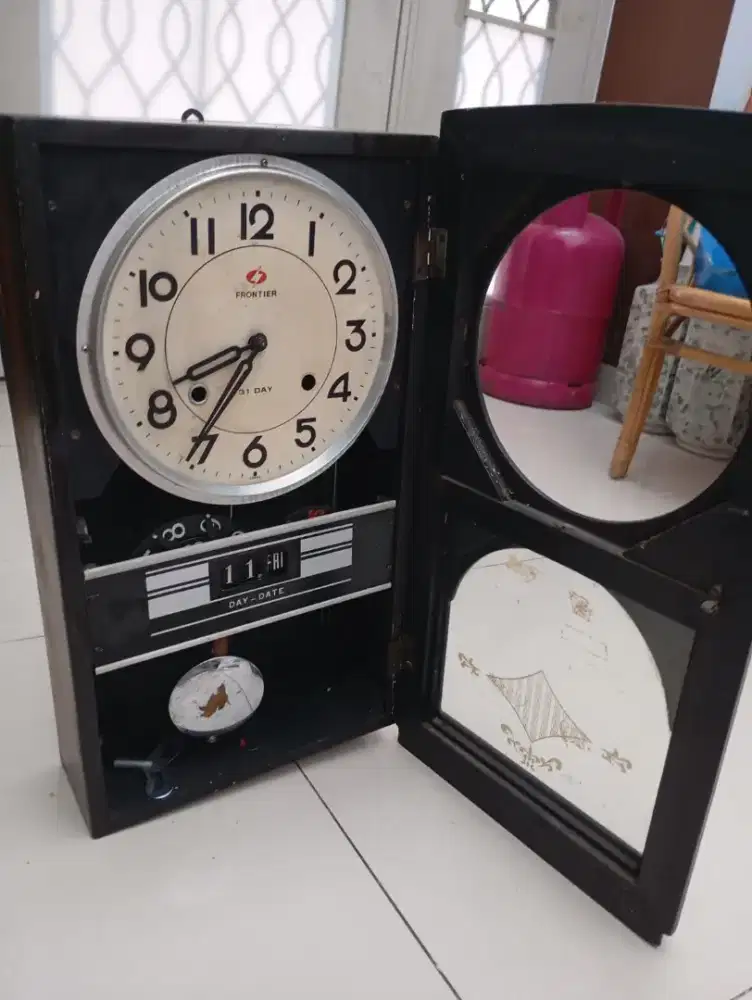 Jam dinding tua antik