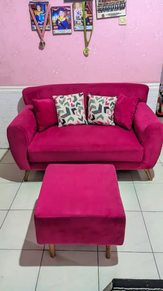 sofa bahan beludru warna pink