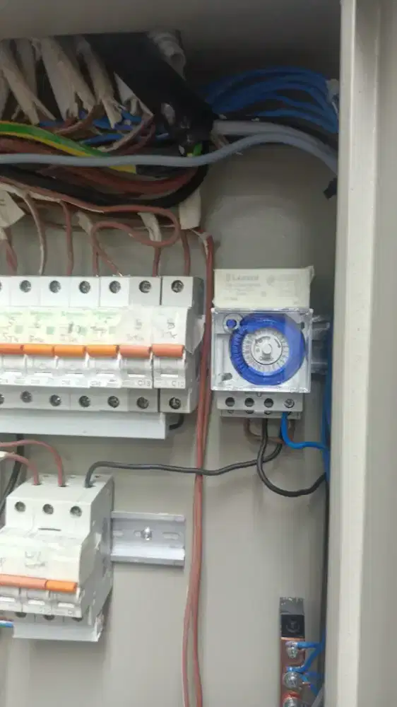 Instalasi listrik dan pengecetan rumah